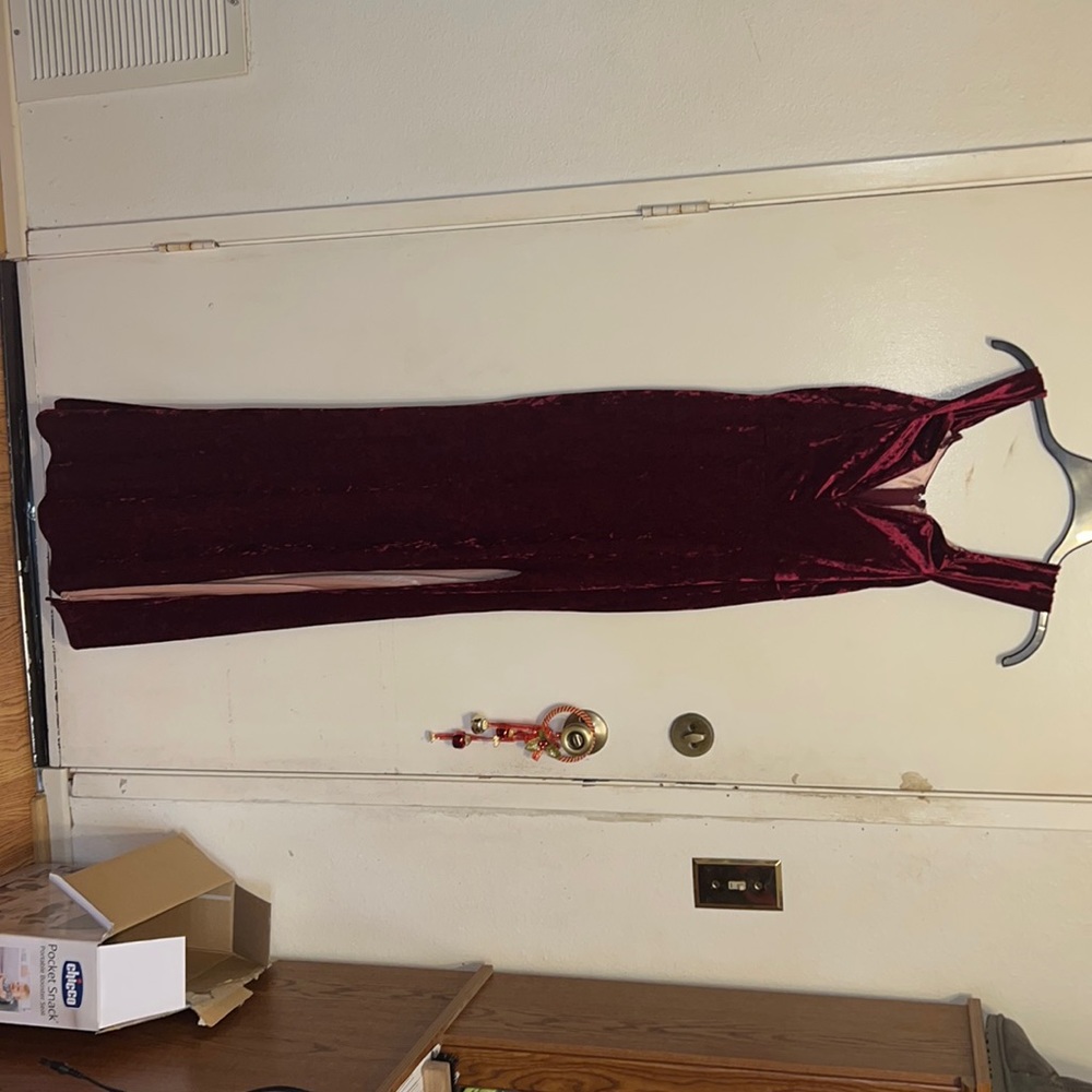 Formal dress size 3 from windsor, ONLY WORN ONCE, color is burgandy/wine